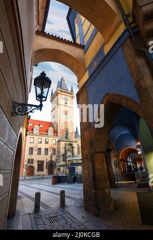 Vecchio municipio di Praga, vista dalla stretta strada laterale Foto Stock