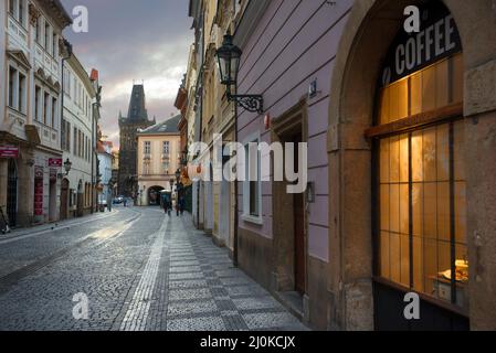 Finestra della caffetteria nel centro storico di Praga Foto Stock