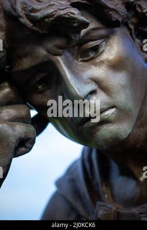 Un primo piano di Hamlet, dal gioco di William Shakespeare, dal Gower Monument a Stratford Upon Avon. Foto Stock