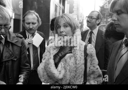 Il presentatore televisivo della BBC 'that's Life' Esther Rantzen, è garantito un servizio di salvataggio incondizionato presso la Corte dei Magistrati di Horseferry Road. Ha supplicato di non essere colpevole di causare l'ostruzione nel North End Road Market, Fulham, durante le riprese di una delle sue interviste in cui ha cercato di filmare un test del consumatore sulla zuppa di pipistrelli affumicati. 24th ottobre 1980. Foto Stock