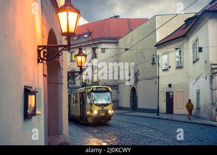 Vista sulla strada di Praga con tram vecchio stile Foto Stock