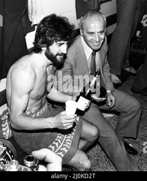 Aston Villa Manager Ron Saunders e il capitano Denis Mortimer festeggiano con champagne dopo la partita contro l'Arsenal. Anche se hanno perso 2-0 per l'Arsenal, hanno vinto il campionato di Trofeo. 2nd maggio 1981. Foto Stock