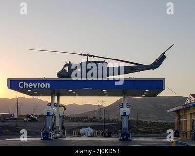 Stazione di servizio California con elicottero sul tetto a Jacumba, California, appena fuori l'Interstate 8 Foto Stock