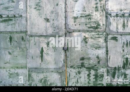 Vecchie porte in metallo del garage chiuso a chiave. Foto Stock