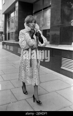 Il presentatore televisivo della BBC 'that's Life' Esther Rantzen, è garantito un servizio di salvataggio incondizionato presso la Corte dei Magistrati di Horseferry Road. Ha supplicato di non essere colpevole di causare l'ostruzione nel North End Road Market, Fulham, durante le riprese di una delle sue interviste in cui ha cercato di filmare un test del consumatore sulla zuppa di pipistrelli affumicati. 24th ottobre 1980. Foto Stock