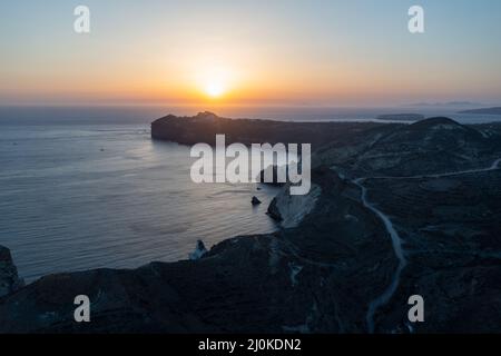 Spiaggia rossa a Santorini, Isole Cicladi, Grecia nel Sud Egeo. Bellissimo paesaggio estivo con una delle spiagge più famose del mondo. Foto Stock
