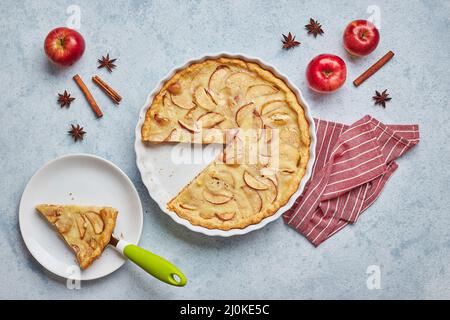 Torta di mele fatta in casa con panna acida che si riempie su sfondo chiaro, vista dall'alto. Foto Stock
