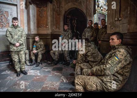 Lviv, Ucraina. 14th Mar 2022. Soldati ucraini visti all'interno di una chiesa durante il servizio commemorativo per tre soldati caduti. I lutto pagano gli ultimi rispetti a tre soldati caduti che sono stati uccisi nel 13 marzo 2022, attacco aereo russo sulla base militare di addestramento Yavoriv. Le autorità locali hanno riferito che 35 persone sono state uccise e 134 ferite alla base, che si trova vicino al confine occidentale dell'Ucraina con la Polonia. (Credit Image: © Laurel Chor/SOPA Images via ZUMA Press Wire) Foto Stock