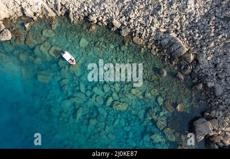 Fotografia aerea di droni di Cape Greko peninsulas. Barca nell'oceano Foto Stock