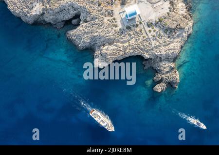 Foto aerea del drone della penisola di Capo Greko con la chiesa di Agioi Anargyroi sulle rocce. Crociera barche turistiche vela. Foto Stock