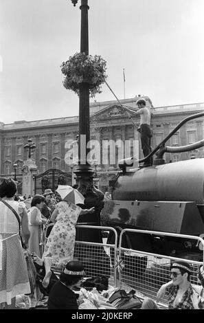 Centinaia di seducenti osservatori reali iniziarono a depositarsi davanti al Victoria Memorial di fronte a Buckingham Palace davanti al Royal Wedding, due ore dopo furono fatti lasciare dalla polizia. 28th luglio 1981. Foto Stock