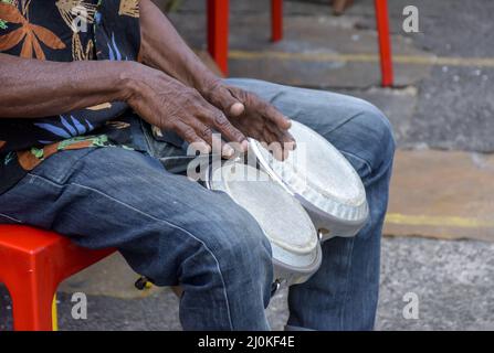 Bongos drum player in samba presentazione sulle strade della città di Salvador Foto Stock