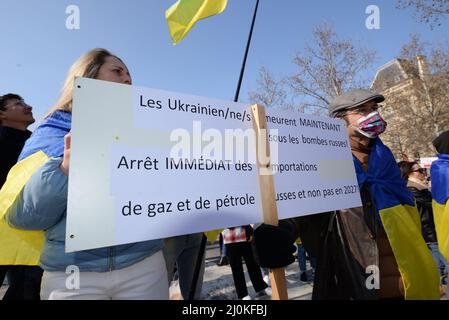 Manifestazione di Parigi a sostegno del popolo ucraino sabato 19/03/2022, con l'intensificarsi dell'offensiva russa sull'Ucraina Foto Stock