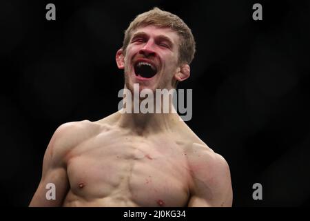 LONDRA, REGNO UNITO. MAR 19th Arnold Allen festeggia il suo primo round finale su Dan Hooker durante UFC Fight Night 204 alla O2 Arena di Greenwich sabato 19th marzo 2022. (Credit: Kieran Riley | MI News) Credit: MI News & Sport /Alamy Live News Foto Stock