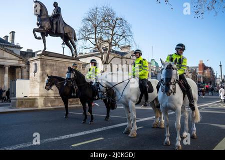 Polizia montata con Earl Haig Memorial statua equestre di bronzo del comandante britannico Douglas Haig, 1st Earl Haig a Whitehall, Westminster, Londra Foto Stock