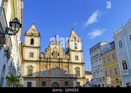 Vecchia e storica facciata della chiesa situata nella piazza centrale del distretto di Pelourinho in Salvador Foto Stock