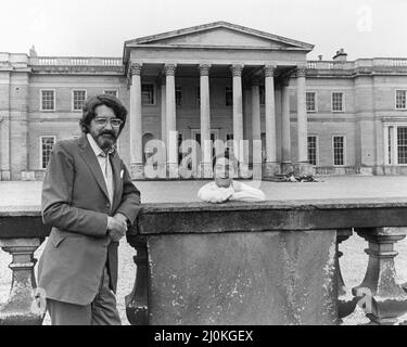 Lord Londonderry, 9th Marchessa di Londonderry raffigurata a Wynyard Hall Estate, County Durham, 30th agosto 1982. I nostri spettacoli di foto ... Lord Londonderry si trova fuori dalla Wynyard Hall con il figlio maggiore Federico. Foto Stock