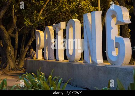 Spiaggia di Patong di notte. Patong è una delle destinazioni più popolari di Phuket, Thailandia. Foto Stock