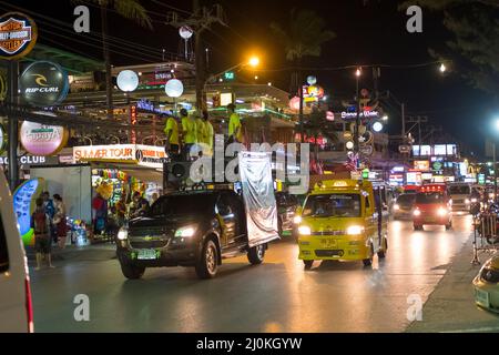 Thawewong Road a Patong di notte. Questa strada lungo la spiaggia di Patong è molto trafficata giorno e notte. Foto Stock