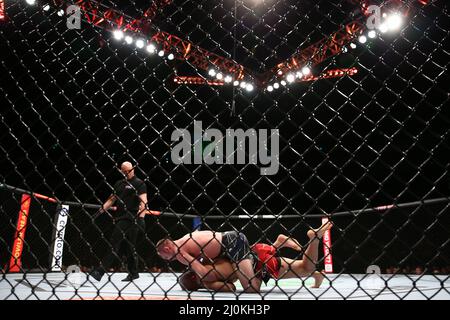 LONDRA, REGNO UNITO. MAR 19th Gunnar Nelson riprende la schiena di Takashi Sato durante la UFC Fight Night 204 all'Arena O2 di Greenwich sabato 19th marzo 2022. (Credit: Kieran Riley | MI News) Credit: MI News & Sport /Alamy Live News Foto Stock