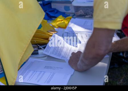 Delray Beach, Florida, Stati Uniti. Marzo 19th 2022. Palm Beach: L'Ucraina si raduna contro l'invasione russa. Alcuni ucraini a Palm Beach, Miami, Boca Raton protestano contro l'invasione dell'esercito russo in Ucraina. Ucraina segni e messaggi di protesta della guerra. Credit: Yaroslav Sabitov/YES Market Media/Alamy Live News Foto Stock