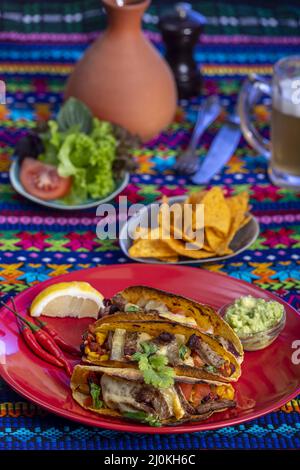 Tacos messicani alla griglia su un piatto Foto Stock