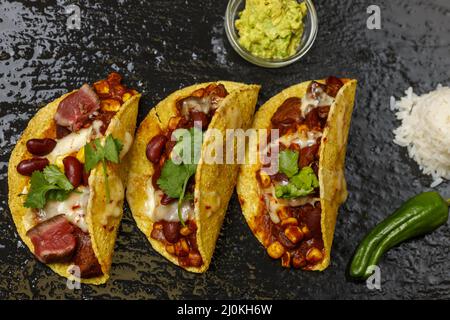 Tacos al forno su ardesia nera Foto Stock