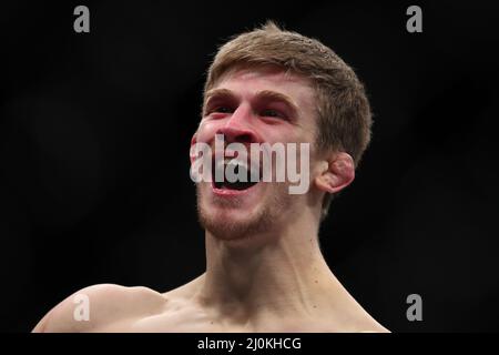 LONDRA, REGNO UNITO. MAR 19th Arnold Allen celebra la sua vittoria su Dan Hooker durante la notte di combattimento UFC 204 all'Arena O2 di Greenwich sabato 19th marzo 2022. (Credit: Kieran Riley | MI News) Credit: MI News & Sport /Alamy Live News Foto Stock