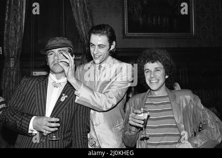 Elton John, Bob Geldof e Leo Bayer partecipano ad un ricevimento della Camera dei Comuni, invitato insieme ad altre star pop dal Ministro delle Arti, Norman St John-Stevas. 3rd agosto 1980. Foto Stock