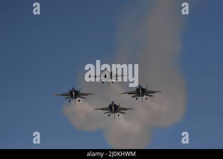 Il diamante blu dell'angelo scende con i ganci di coda estesi nel cielo sopra NAF El Centro, California Foto Stock