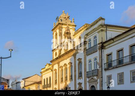 Antica e storica chiesa del 18th secolo nella piazza centrale del quartiere Pelourinho al tramonto Foto Stock