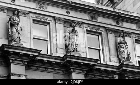 Statue all'esterno degli edifici municipali, Dale Street, Liverpool, Merseyside. 7th agosto 1982. Foto Stock