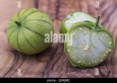 Primo piano dei tomatillos su un tagliere Foto Stock