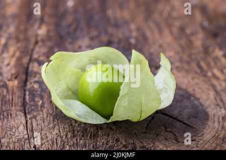 Primo piano dei tomatillos su un tagliere Foto Stock