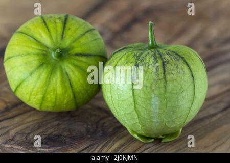 Primo piano dei tomatillos su un tagliere Foto Stock