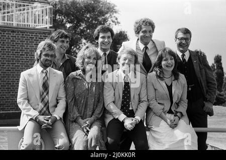 BBC Television annuncia i nuovi programmi autunnali oggi. Il nuovo team 'that's Life', Michael Groth, Bill Buckley, Esther Rantzen, Gavin Campbell, Joanna Monro e Doc Cox sono raffigurati con Noel Edmonds e Paul Daniels. 17th agosto 1982. Foto Stock