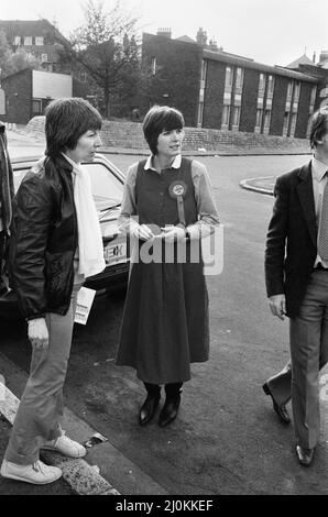 La futura membro laburista del Parlamento Harriet Harman fa un giro a Peckham dove è candidata alle elezioni odierne. 28th ottobre 1982. Foto Stock