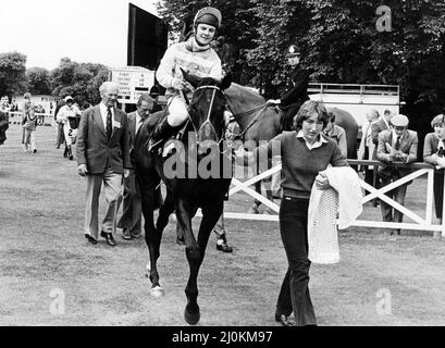 Redcar Racecourse è una struttura di corse di cavalli purosangue situata a Redcar, nel North Yorkshire. Il vincitore è diretto sul ring, il 28th luglio 1982. Foto Stock