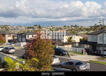 Auckland Suburb, Nuova Zelanda - Aprile 11 2020: La vista delle pesanti nuvole piovose sugli edifici residenziali a North Shore il 11 2020 Aprile ad Auckland, N. Foto Stock