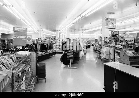 Woolworths Store, Holborn, Londra, 13th agosto 1980. 420pm e non una persona in vista. Questa è la scena in un negozio di Woolworths di Londra dopo aver annunciato una drastica riduzione dei profitti. Foto Stock