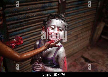 Dhaka, Bangladesh. 19th Mar 2022. Un bambino è dipinto d'argento come i devoti indù celebrano 'Dol Jatra' (noto anche come 'Holi') nella vecchia Dhaka, Bangladesh. (Credit Image: © Md. Rakibul Hasan/ZUMA Press Wire) Foto Stock