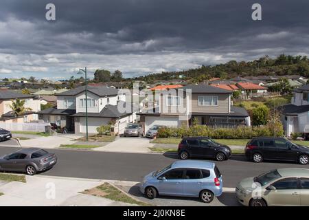 Auckland Suburb, Nuova Zelanda - Aprile 11 2020: La vista delle pesanti nuvole piovose sugli edifici residenziali a North Shore il 11 2020 Aprile ad Auckland, N. Foto Stock