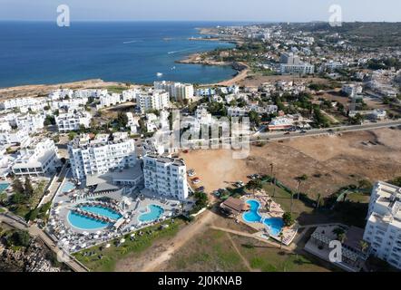 Fotografia aerea del drone di spiaggia di baia di alberi di fichi. Vacanze estive cipro. Foto Stock