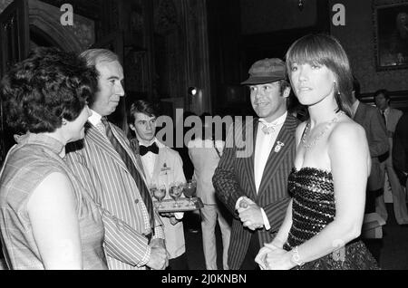 Kiki Dee ed Elton John partecipano ad un ricevimento della Camera dei Comuni, invitato insieme ad altre star pop dal Ministro delle Arti, Norman St John-Stevas. 3rd agosto 1980. Foto Stock