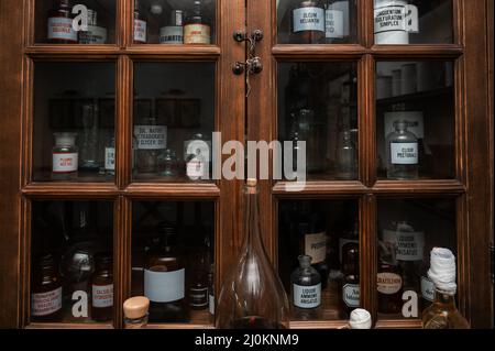 Svuotare le bottiglie profumate nella vecchia farmacia Foto Stock