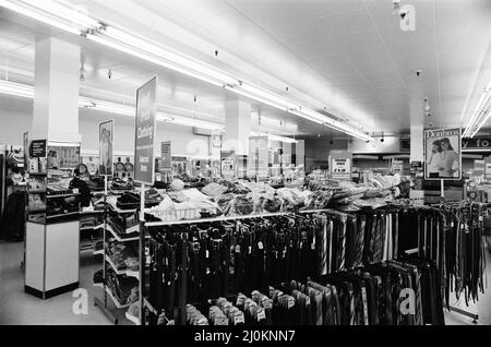 Woolworths Store, Holborn, Londra, 13th agosto 1980. 420pm e non una persona in vista. Questa è la scena in un negozio di Woolworths di Londra dopo aver annunciato una drastica riduzione dei profitti. Foto Stock