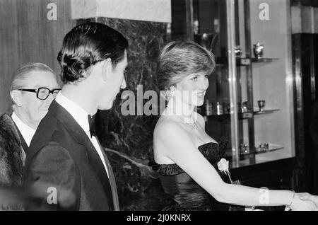 Lady Diana Spencer ha partecipato al suo primo coinvolgimento pubblico stasera, quando è entrata a far parte del Principe Carlo in un concerto di Gala Charity presso la Goldsmith's Hall di Londra, in aiuto della Royal Opera House. La Principessa Grace di Monaco partecipa anche all'evento, come visto in altre cornici in questo set. Nota per i redattori : Diana indossa un abito nero, come si vede nelle immagini a colori di Mirrorpix di questo evento. Foto scattata il 9th marzo 1981 Foto Stock