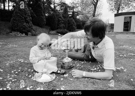 Il cul-de-sac normalmente tranquillo nel sobborgo di Manchester di Cheadle è un alveare di attività in questi giorni. Da quando Alex 'Hurricane' Higgins ha vinto il campionato il 16 maggio, raramente c'è spazio fuori dai £125.000 bungalow per contenere il flusso costante di visitatori. All'interno, la famiglia Higgins cerca di continuare con la vita normale, ma dopo dieci anni di attesa del suo secondo titolo, l'uragano è abbastanza felice del caos. Sua moglie Lyn si prende tutto nel suo abile passo, ma anche lei sarà felice quando la coppia prende una meritata pausa in Portogallo. Alex Higgins è raffigurato a casa nel giardino con d Foto Stock