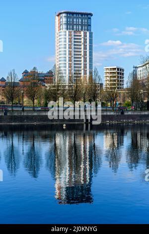 Il Fortis Quay (Northill Apartments), sopra Salford Quays. Salford, Manchester, Inghilterra, Regno Unito Foto Stock