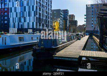 Gli appartamenti Weavers Quay e Lampwick Quay si trovano a pochi isolati dal porticciolo di Cotton Field Park, New Islington, Ancoats, Manchester, Inghilterra, REGNO UNITO Foto Stock